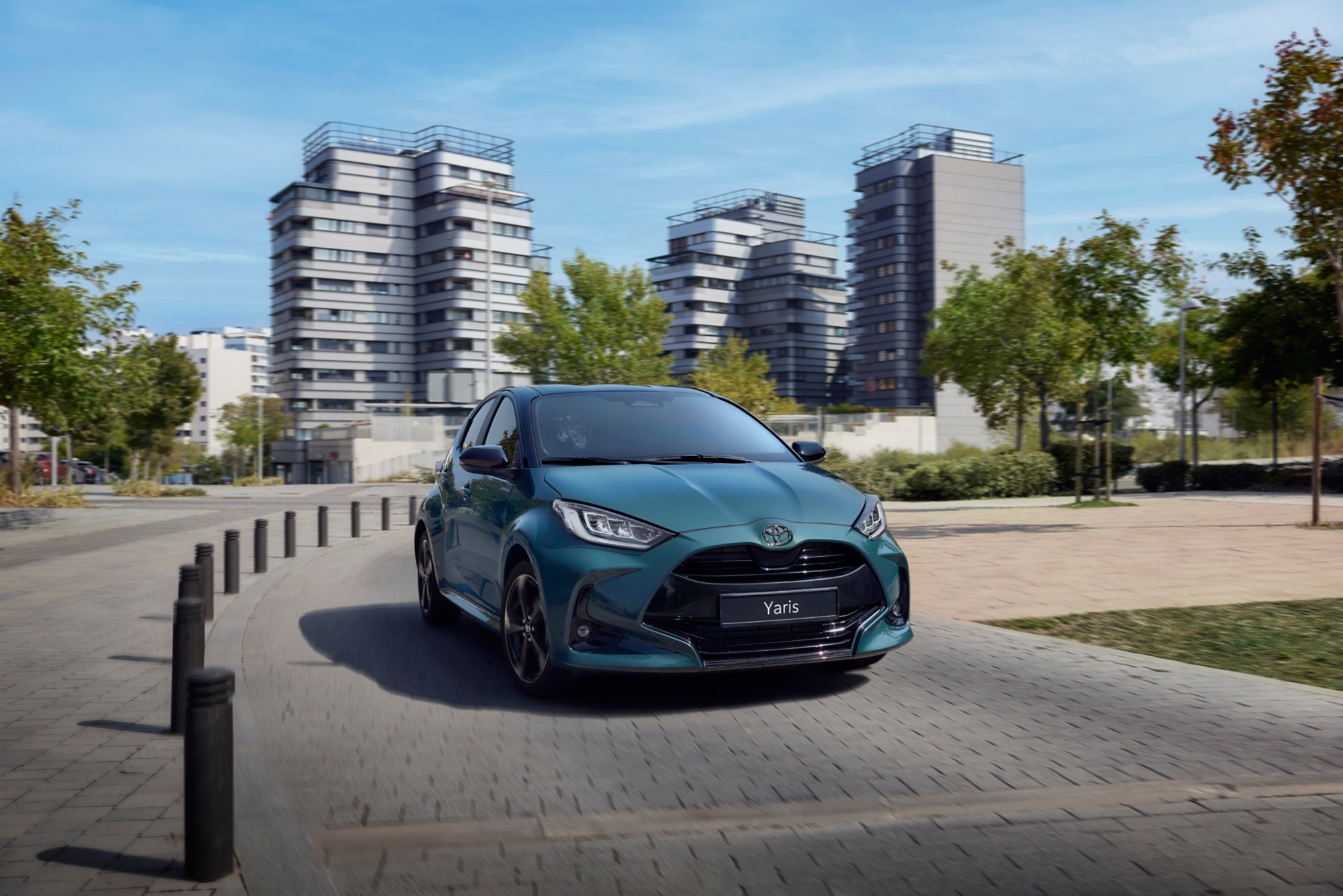 Yaris Hybride garée dans un quartier résidentiel moderne