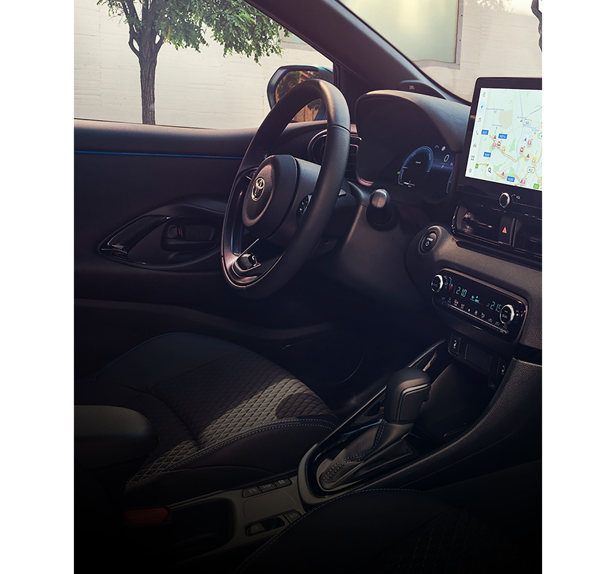 Volant, écran multimédia et sellerie de la Yaris Hybride