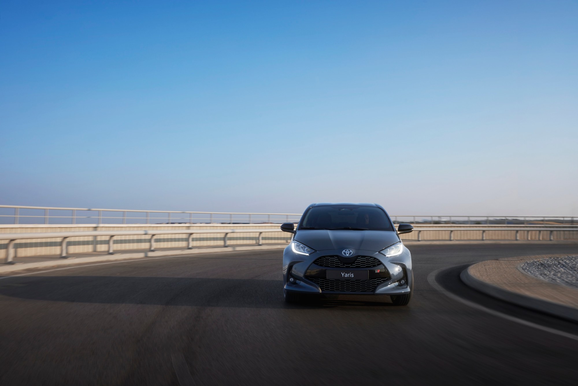 Yaris Hybride en mouvement sur une route en hauteur
